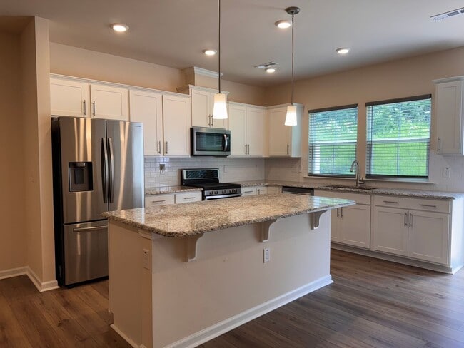 Building Photo - 3BR 2.5BA Townhome