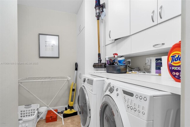 Building Photo - 415 Rovino Ave