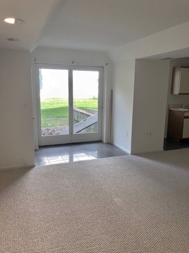 Building Photo - Spacious Potomac Beauty backs to Golf Course