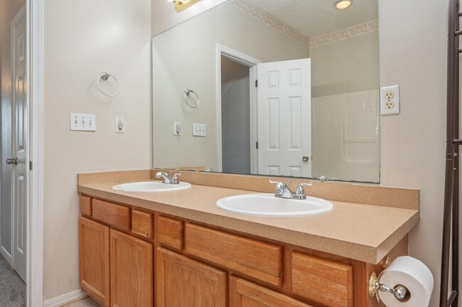 Building Photo - 17 Chatelaine Cir SE