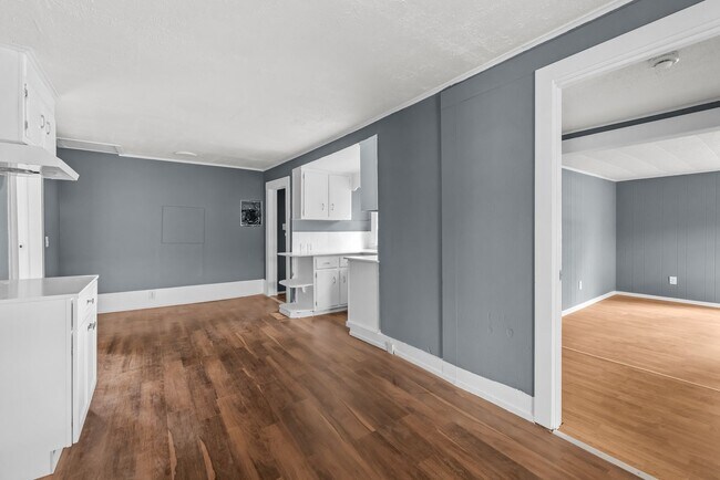 Building Photo - Newly Renovated 4 Bedroom 2 Bathroom Home