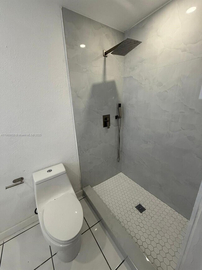 Building Photo - 6931 SW 24th Ct