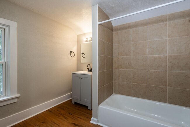 Building Photo - A Great 4BD/1.5BA Single Family Home That Has Been Recently Renovated