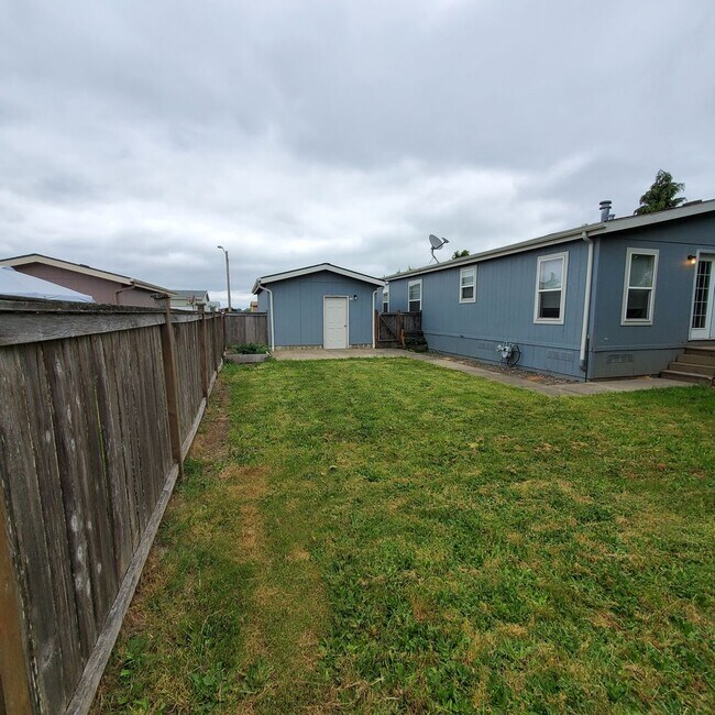 Building Photo - 5 bedroom : 3 bath Home with a Garage in Tangent