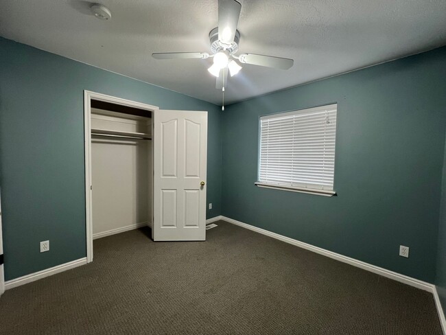 Building Photo - Large 5 Bedroom 2 Bathroom 2 Car Garage