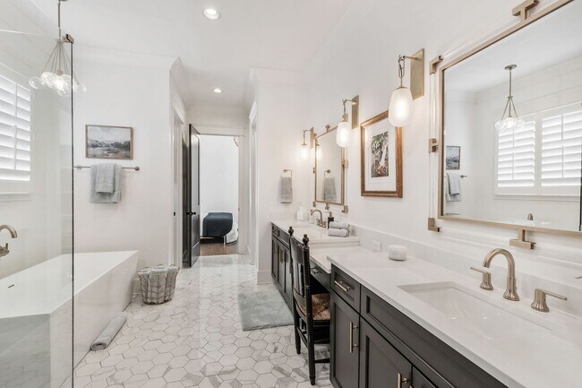 Building Photo - 5 Bedroom Home with Luxury Finishes in West End