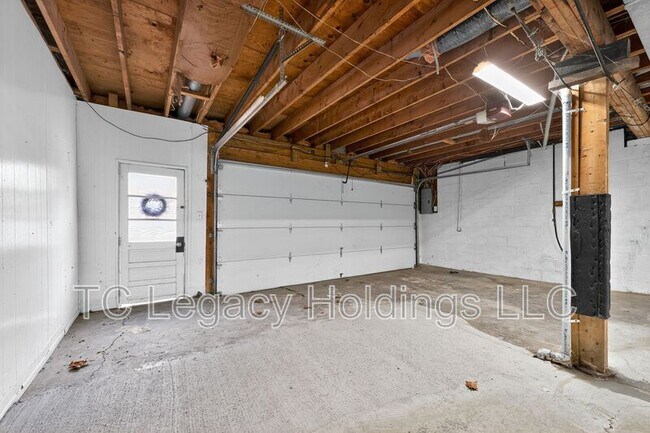 Building Photo - 320 Diamond Ave