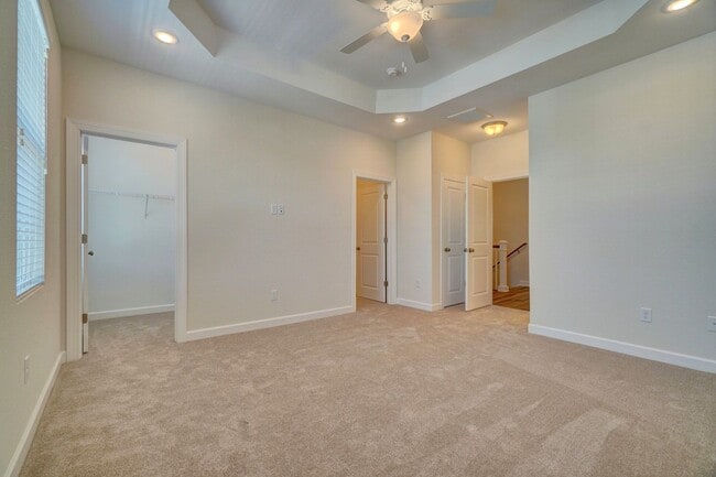 Building Photo - 3-Bedroom Townhome w/Attached Garage! Avai...