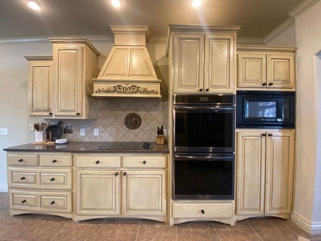 Building Photo - Broken Arrow Schools-Gated Community!