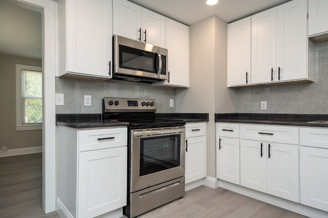 Building Photo - Renovated 2 BR, 1 BA quaint home in Spartanburg under $1200/mo rent