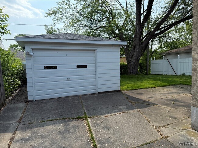 Building Photo - 4867 N Bailey Ave