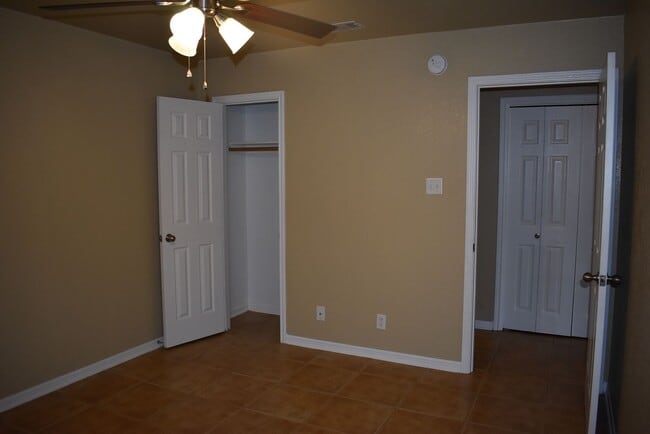 Building Photo - 1600 Nicholas Cir