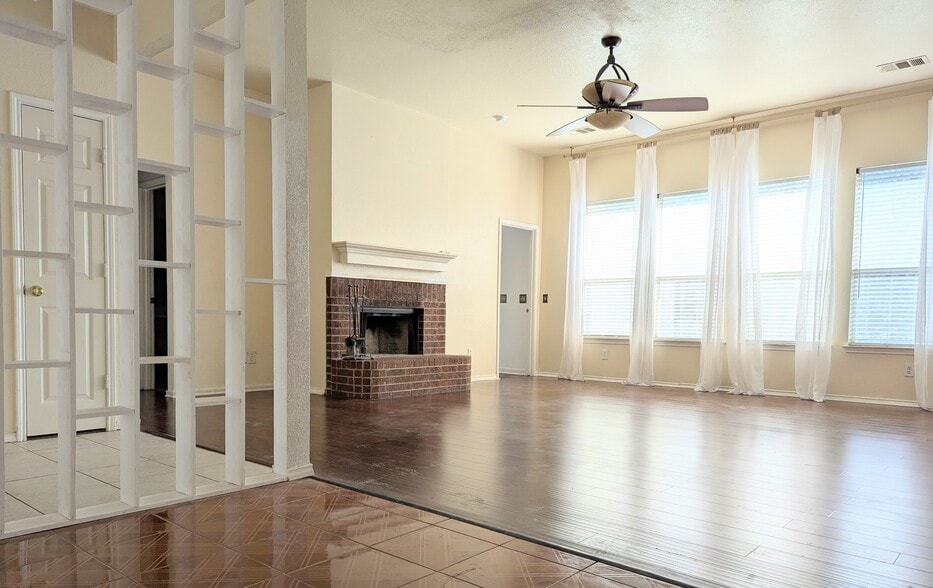 Primary Photo - 124 S Bending Oak Ln