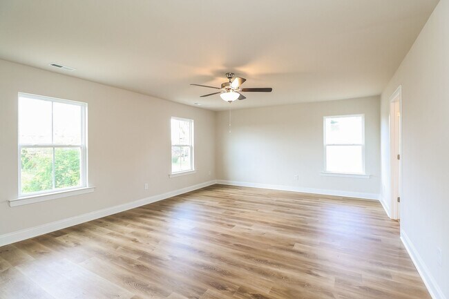 Building Photo - Beautiful 4BR 2.5BA Home w/ Full Appliance Kitchen • Garage Parking •