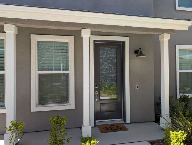 Building Photo - Modern home in a modern community featurin...
