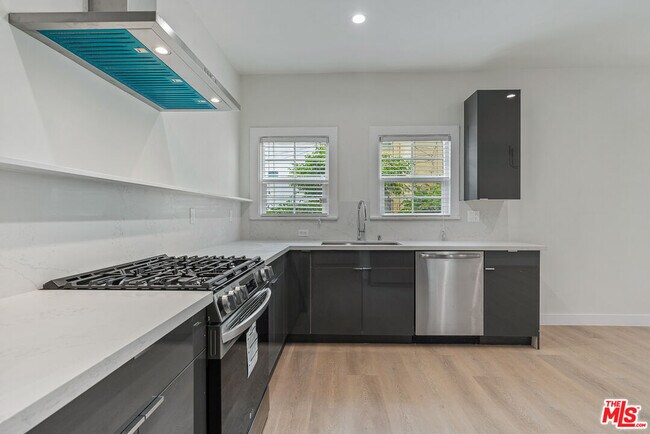 Building Photo - 144 N Swall Dr