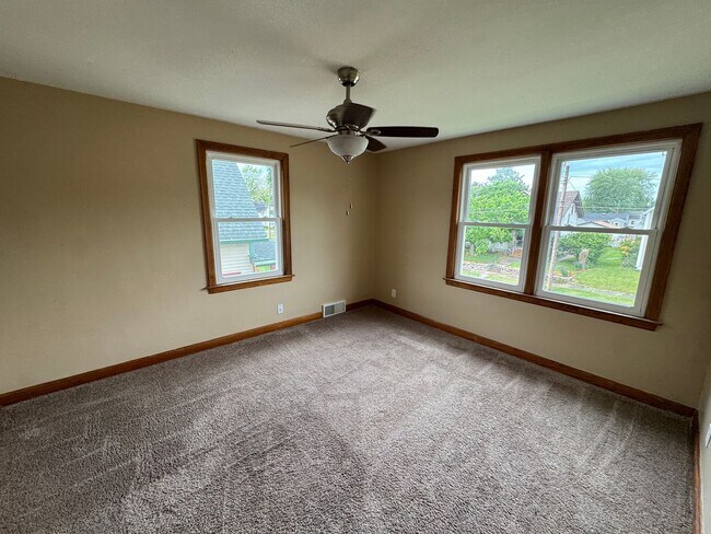 Building Photo - Charming 3 Bedroom Home With Fireplace and 2-Car Garage in Moline!