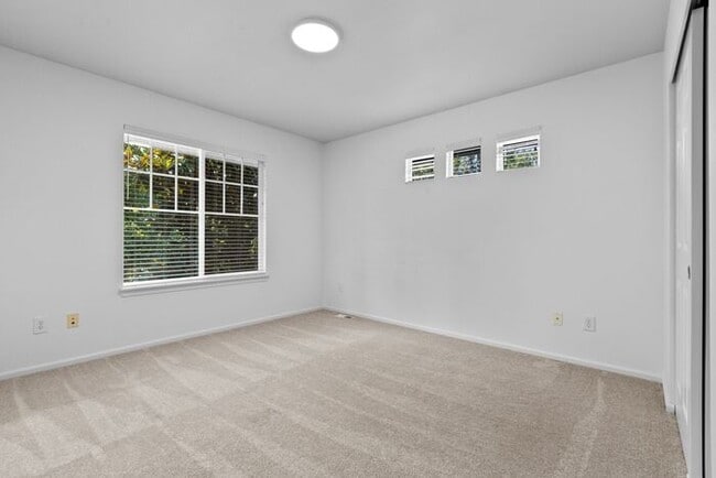 Building Photo - Immaculate Redmond Ridge Air-Conditioned B...