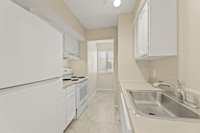 Building Photo - 6901 Woodhue Dr