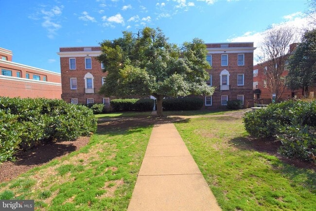 Building Photo - 718 S Washington St