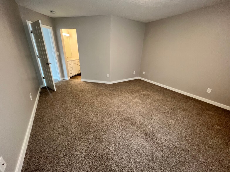 Primary Bedroom - 5358 Summerlake St SE