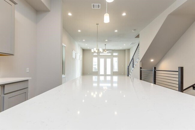 Building Photo - 5836 E Post Oak Ln