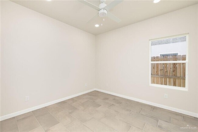 Building Photo - 13 E Iris Ave