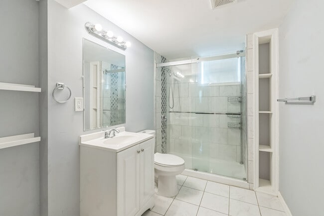 Building Photo - Pet Friendly Mid-Century Modern 4/Bedroom,...
