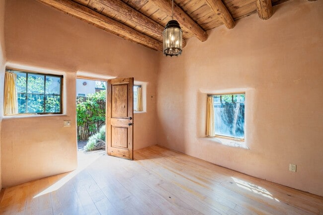 Building Photo - Santa Fe Charm in the Historic Guadalupe D...