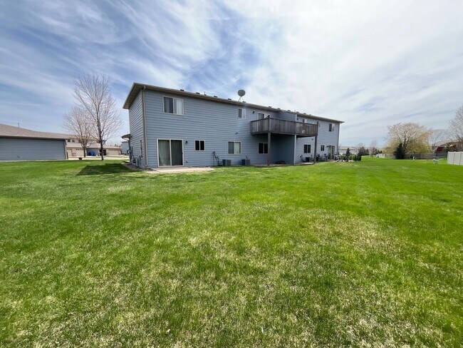 Building Photo - Ground Floor 2 Bed Condo with Attached Garage!