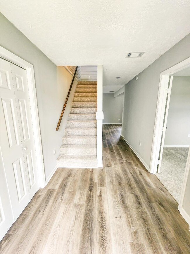 Building Photo - 305 Red Haven Dr