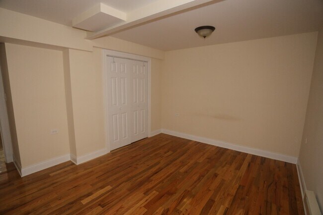 Building Photo - 1133 W Oakdale Ave