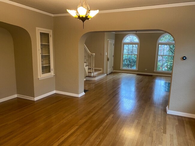 Building Photo - Amazing Irvington Charm - 3 bedroom Duplex...