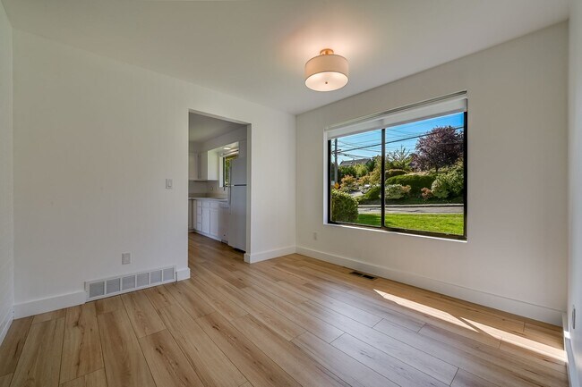Building Photo - Updated 2 Bedroom House in Magnolia