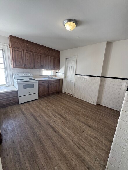 Building Photo - 10 Anderson St