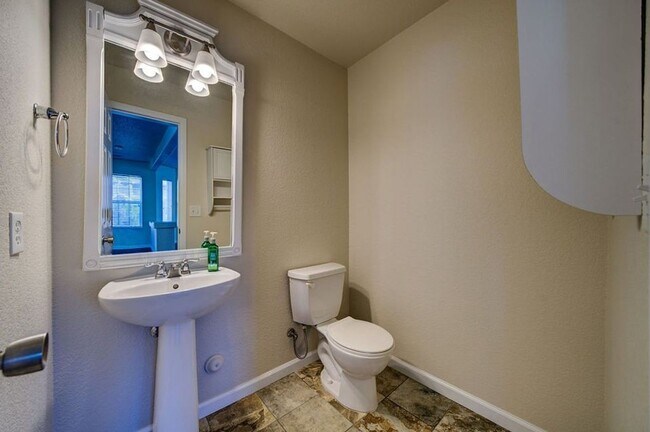 Building Photo - Beautiful 3 Bed 3 Bath Corner Lot Home!