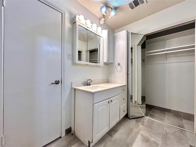 Building Photo - 12904 Lazyfield Trail