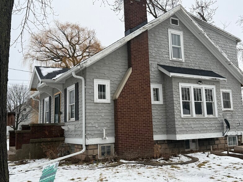 Building Photo - 818 N Van Buren St