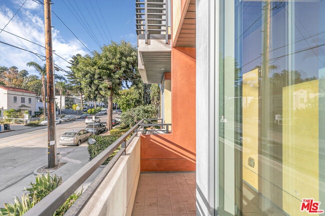 Building Photo - 2000 Beachwood Dr