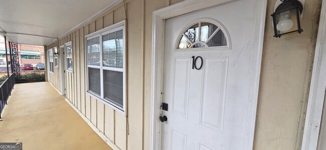 Building Photo - 21 Delmont Dr NE