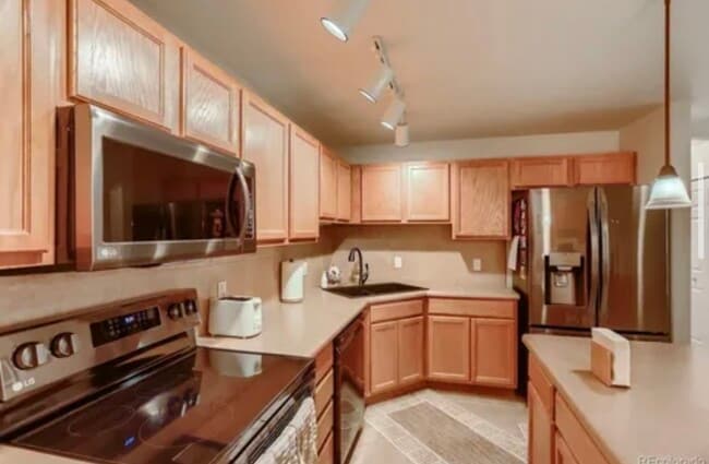 Building Photo - 22940 E Roxbury Dr