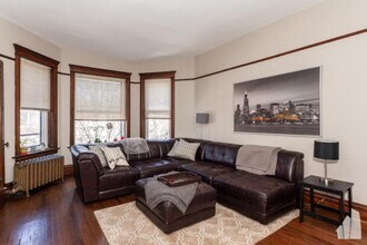 Building Photo - 4 bedroom in Chicago IL 60613
