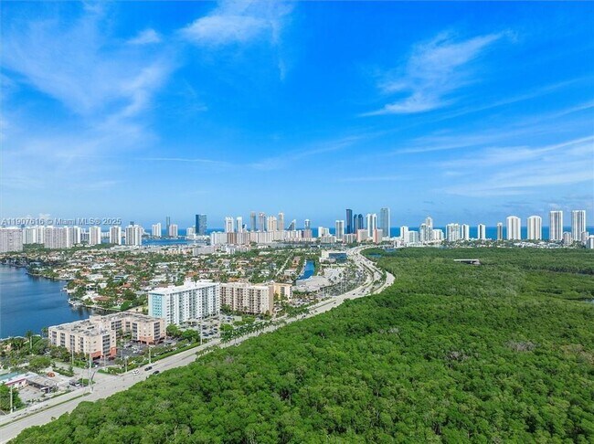 Building Photo - 2821 N Miami Beach Blvd