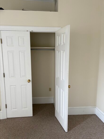 Closet - 10 N Main St
