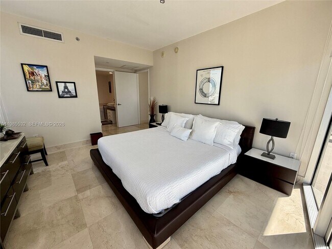 Building Photo - 475 Brickell Ave