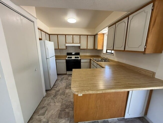 Building Photo - 2 Bedroom 1 Bath Contact Property Pros Property Management