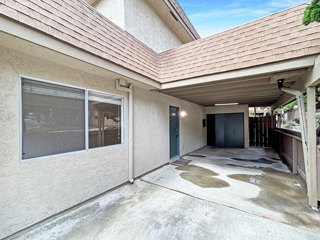 Building Photo - Charming 3BD/3BA Townhouse in University C...