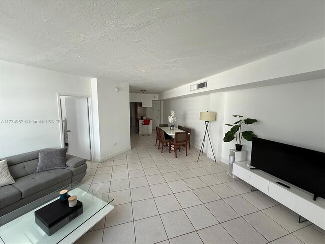 Building Photo - 801 Brickell Bay Dr