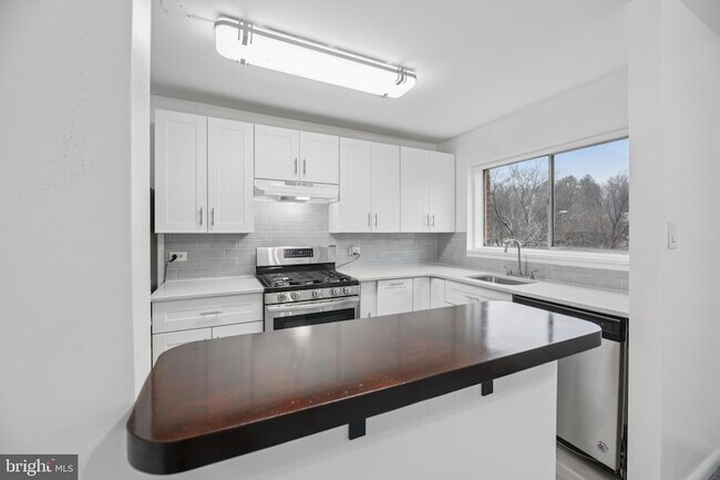 Building Photo - 10607 Weymouth St