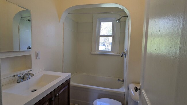 Building Photo - 1045 Kenneth- Large house with basement